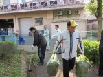 率先して作業をする石田会長