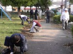 園路の清掃・整備をする会員たち