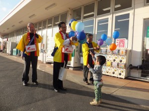 子どもたちに風船のプレゼント